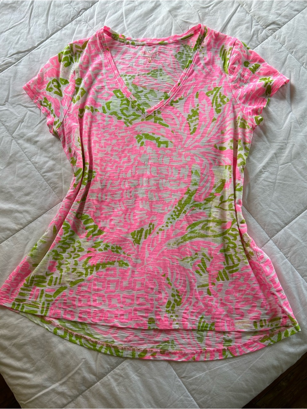 Lilly Pulitzer 100% cotton v neck Size medium SS slight high low t shirt